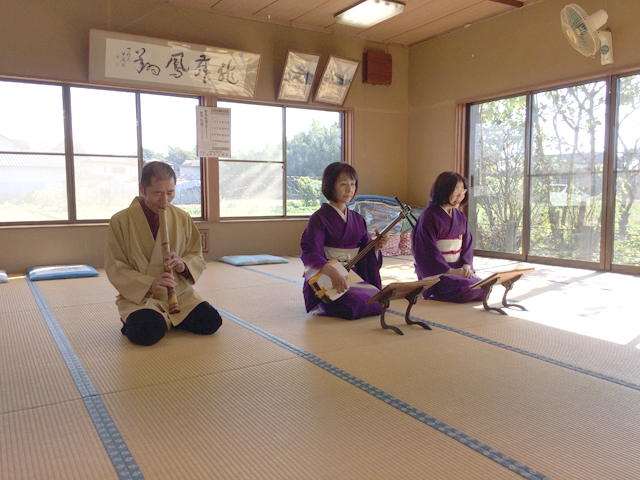 尺八と三味線の演奏風景